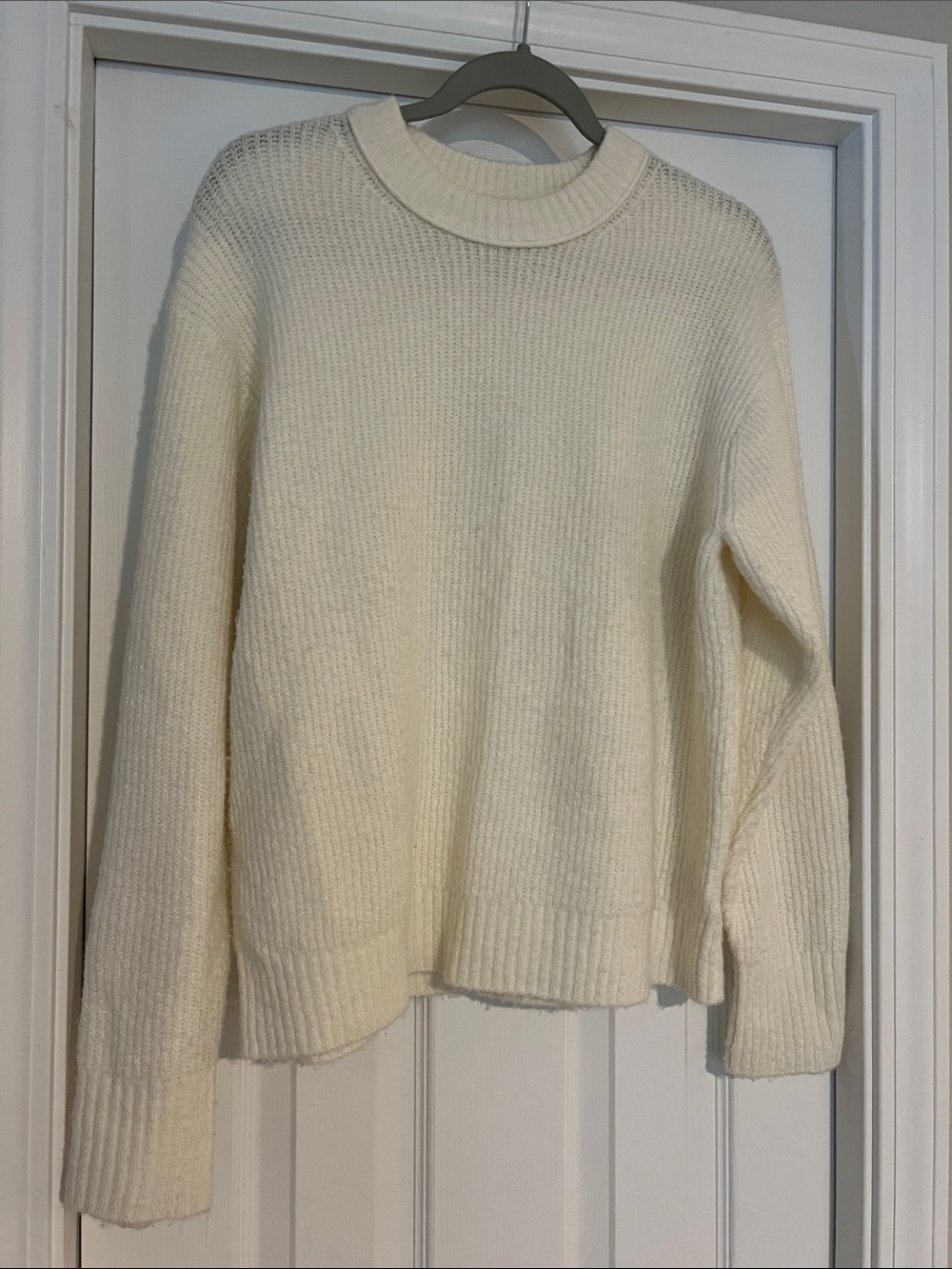 American Eagle Outfitters Ivory Crewneck Pullover Sweater